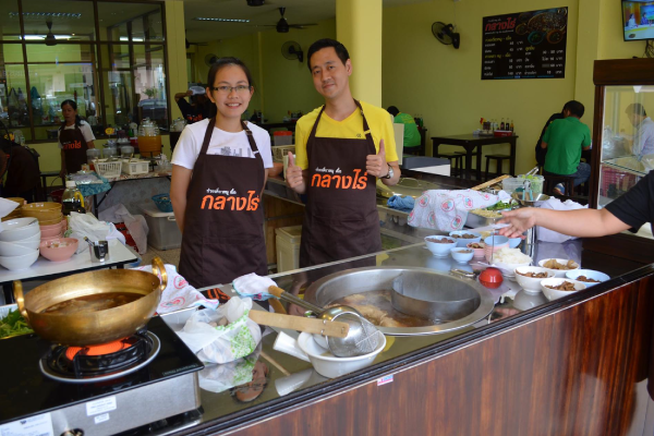 ก๋วยเตี๋ยวหมู-เนื้อ กลางไร่