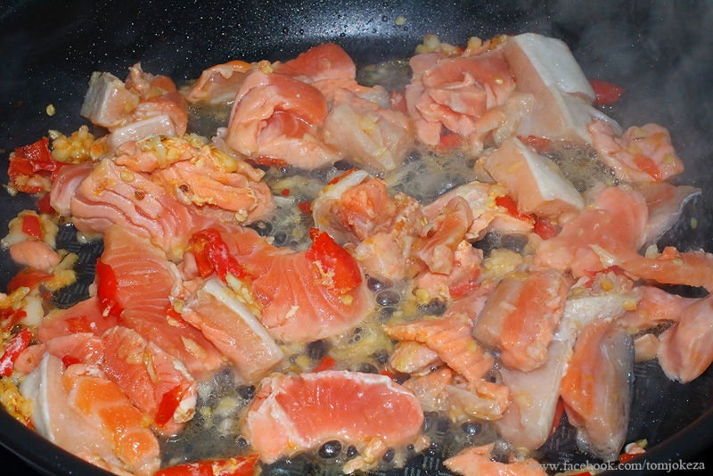 ผัดฉ่าปลาแซลมอน